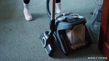 Sapphire Astrea reitet großen Schwanz, schluckt und doppelt fickt