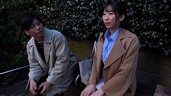 Mignonne japonaise suce de grosses nichons