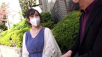 Японка целуется и ебется сзади