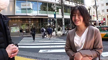 Japanische Amateurin beim Ficken in gebückter Stellung