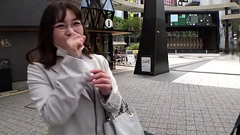 Японская зрелая баба жестко ебется в попку