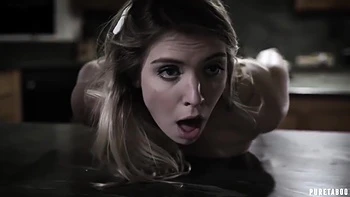 Giselle la belle blonde belle-fille se fait baiser fort dans la cuisine