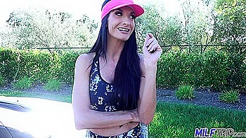 Milf pulpeuse Silvia Saige lèche son propre jus de chatte