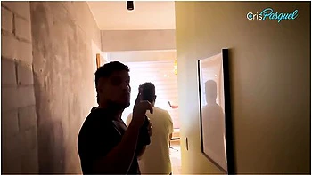 Фантастическая латинка мастурбирует с большой грудью и задницей