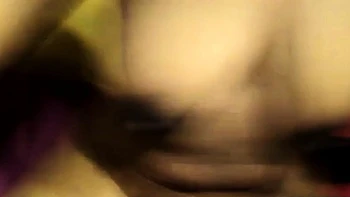 Negona com peitões enormes se masturba na webcam