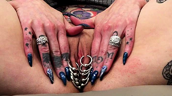 MILF morena tetona toca sus piercings en la pussy