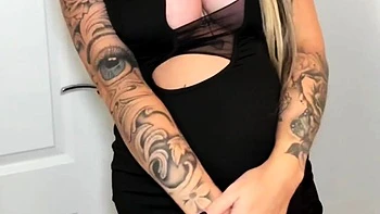 MILF blonde en robe noire se branle avec jouets