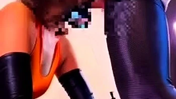 Никумалуя анально трахает в костюме с пальцами и страпоном