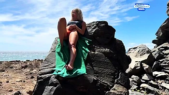 Rubia nudista chupando y follada a cuatro patas en la playa