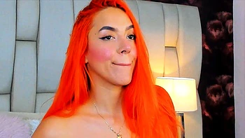 Chica pelirroja se masturba con tetas perforadas