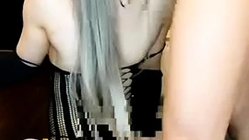 Esclave asiatique masquée reçoit un blowjob hardcore en direct