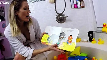 Ta belle-mère Reagan te fait une branlette dans la baignoire