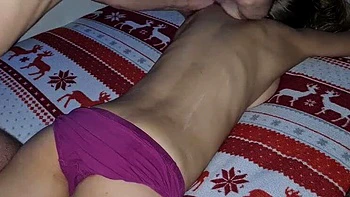 Adolescente alemã magra recebe massagem cremosa na buceta em close