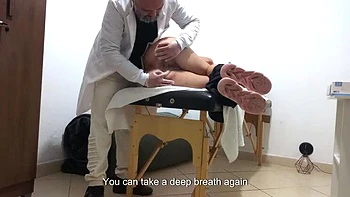 Проктолог трахается с Габи Свит, пальцы и анальная мастурбация