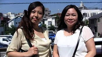 MILF japonesa chupando y masturbándose