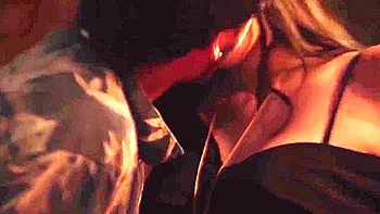 Morena peituda transa com Rico Hernandez no bar de lingerie