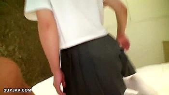 Азиатская тинейджерша трахается с кончей внутрь