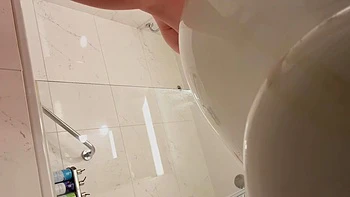 Волосатая блондинка-студентка дрочит в душе на камеру