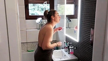 Блондинка трахается с курьером в попу