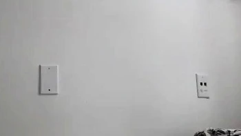 Rubia con medias se toca la pussy sola