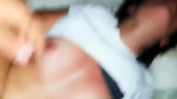 Italienische Amateur-Brünette spritzt: „Bist du gekommen, Liebling?“