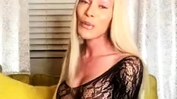 Миа Изабелла мастурбирует в сетчатом платье