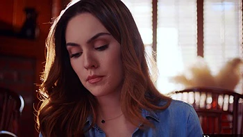 Morena Freya Parker leva pau preto enorme na buceta