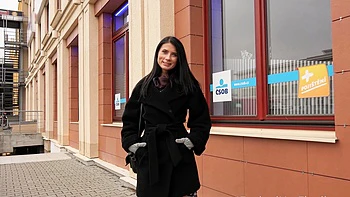 Nicole Black wird von ihrem langhaarigen Freund gefickt