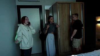 Russisches rothaariges Mädchen im Bett richtig gefickt