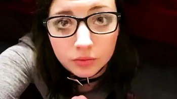 Morena chupando pau com gozada na cara POV