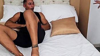 MILF gostosa ensina enteado a foder enquanto marido não está