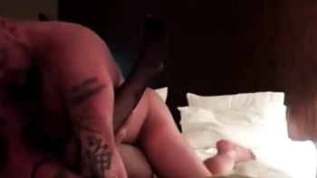 Милфа на вебке жестко дрочит в одиночестве