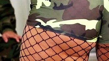 MILF morena pornstar con tetas grandes tienta