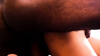 Garota indiana goza com o pau do meio-irmão na suruba