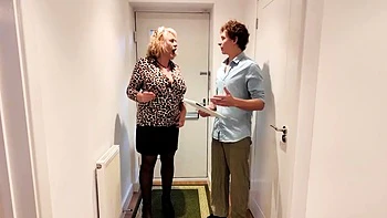 Camilla madura goza no brinquedo jovem