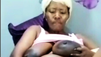 Negra embarazada bbw se masturba con sus grandes tetas