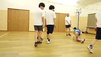 Групповой трах в тренировочном лагере: красотка-советник с секретной учёткой