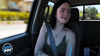 Nova vadia tatuada Imani Valor esticando a buceta apertada com um pau grande