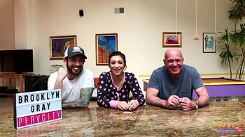 Brooklyn se prépare pour un anal brutal et cul dans la bouche