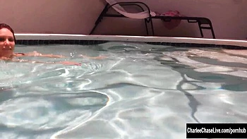 Charlee Chase faz boquete debaixo d'água no pau grande