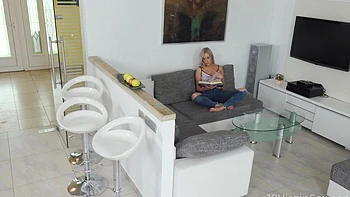 Loira jovem Angelika Grace se masturba com a calcinha e dedos