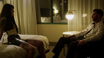 Сет и Шарлотта жарко трахаются анально в миссионерской