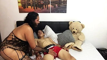 Mi madrastra me domina con blowjob, cowgirl y misionero