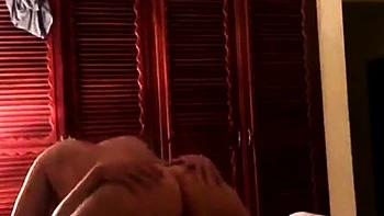 Fremdgeherin blond reitet Freund während Mann arbeitet