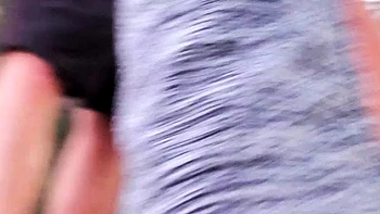 Morena adolescente recibe blowjob y creampie afuera