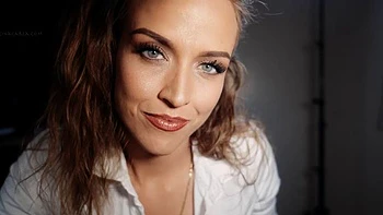 Любительница дрочит и тяжело дышит в соло