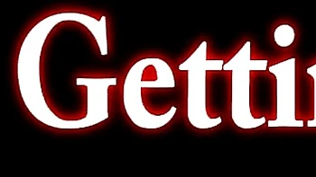 Maggie Green se branle ses énormes seins en public