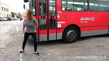 Rasiertes Mädchen vom Pissing Street beim Outdoor-Sex