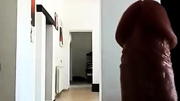 Adolescente amateur se branle le cul en gros plan avec jouets