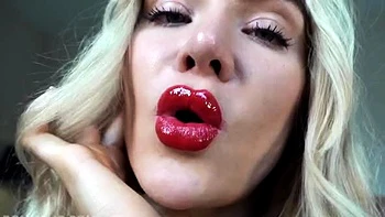 Dommelia folla los labios de mamá